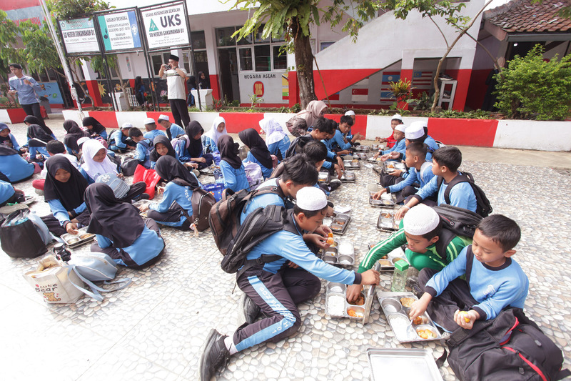 Foto:&nbsp;Suasana Makan Bergizi Gratis (MBG) di SDN Sukamanah 01, Megamendung-Bogor. Sebagai upaya mendukung mengatasi anak kurang Gizi, JAPFA hadir melalui program JAPFA for Kids.